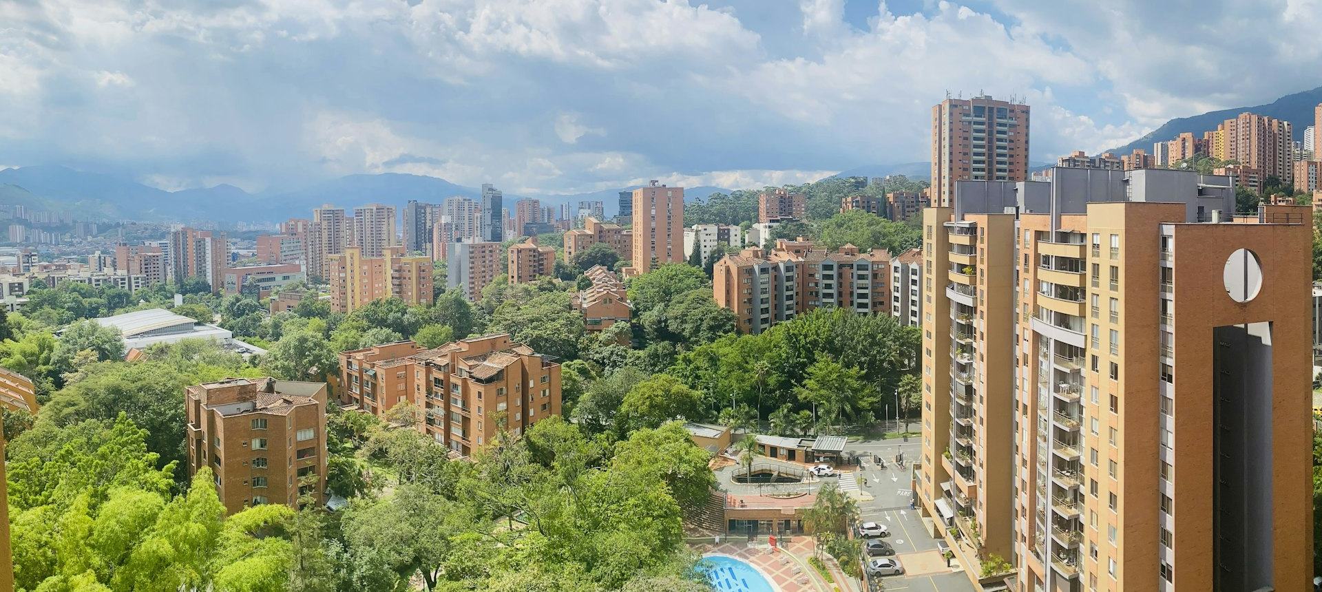 Conjunto residencial con zonas verdes
